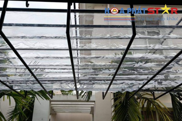 Dùng bạt che trong suốt để đảm bảo ánh sáng tự nhiên cho công trình