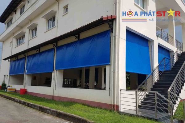 Lắp đặt bạt che để bảo vệ ban công khỏi ánh nắng mặt trời