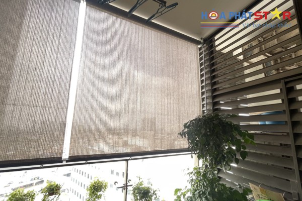 Lắp đặt rèm che bảo vệ ban công khỏi ánh nắng mặt trời